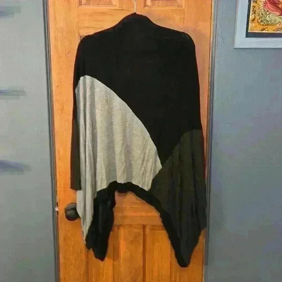 Color Block Sweater - Picture 4 of 6